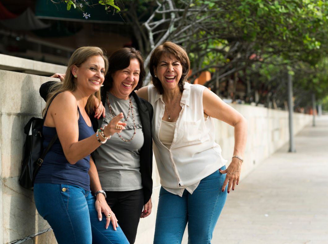 Un grupo de amigos de mujeres