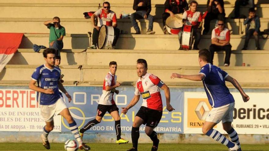 Adrián Camiño disputa un balón con jugadores del As Pontes en un lance del encuentro de la primera vuelta, disputado en el campo de A Lomba. // Noé Parga