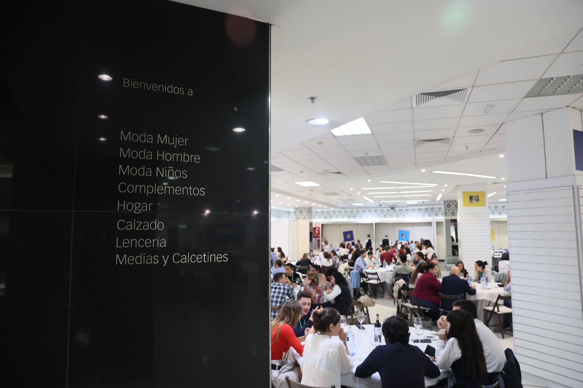 El centro comercial del Calatrava vuelve a abrir sus puertas (por unos días) para dar de comer a más de ochocientos congresistas en Oviedo