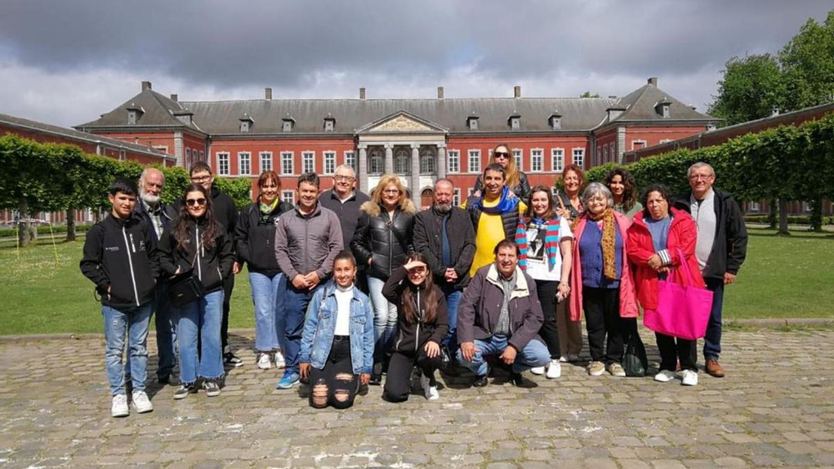 Una visita de una delegación allerana a Gembloux el pasado año, con Héctor Teijeiro, de amarillo, en el centro.