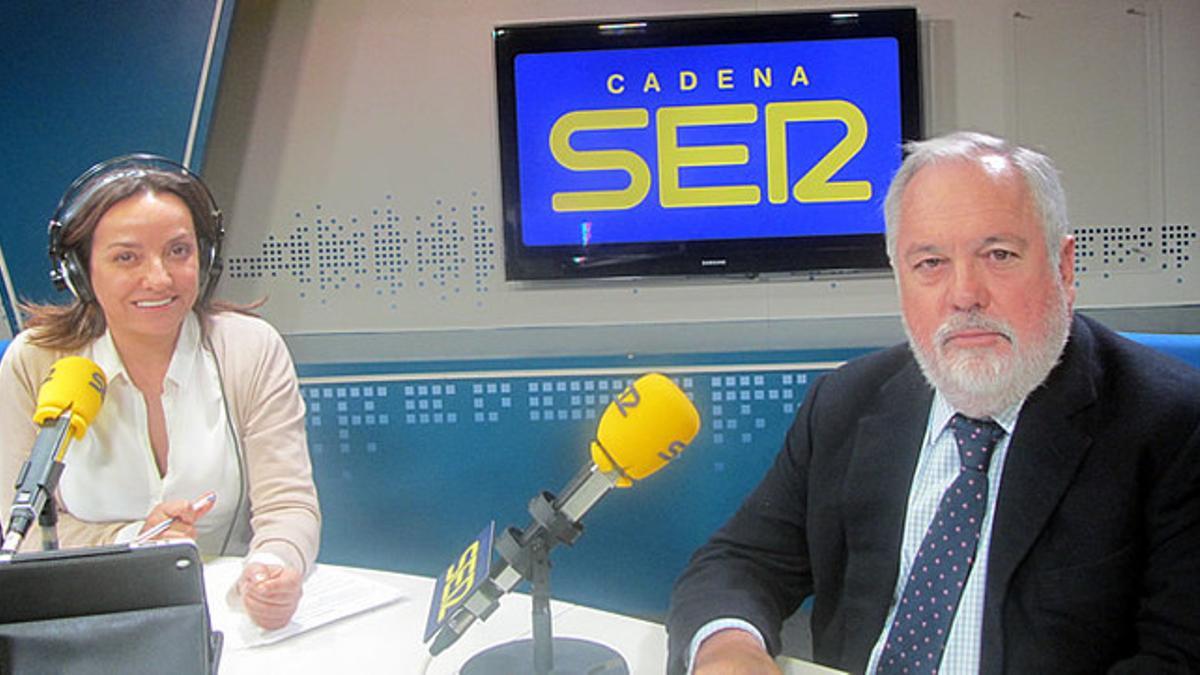Arias Cañete y Pepa Bueno, en los estudios de la Cadena SER, este jueves.