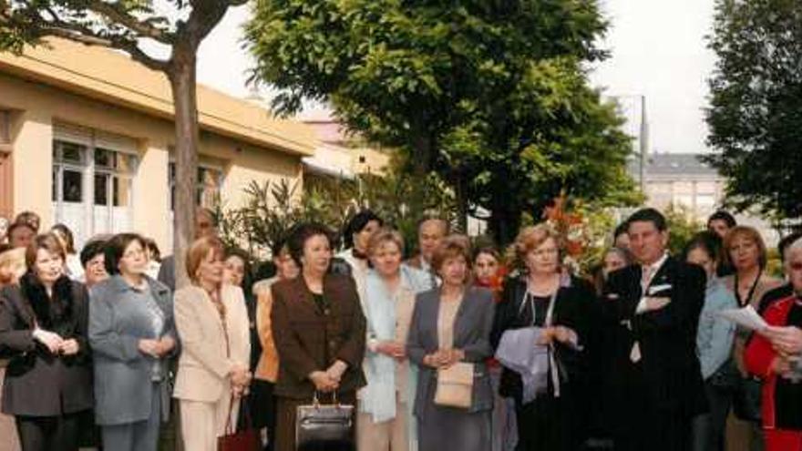 Chelo, con sus compañeros del colegio María Barbeito, en el aniversario del centro. / la opinión