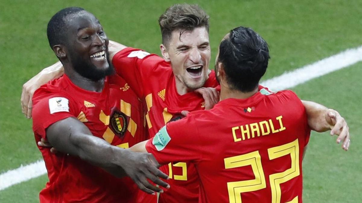 Meunier celebra un tanto junto Chadli y Lukaku