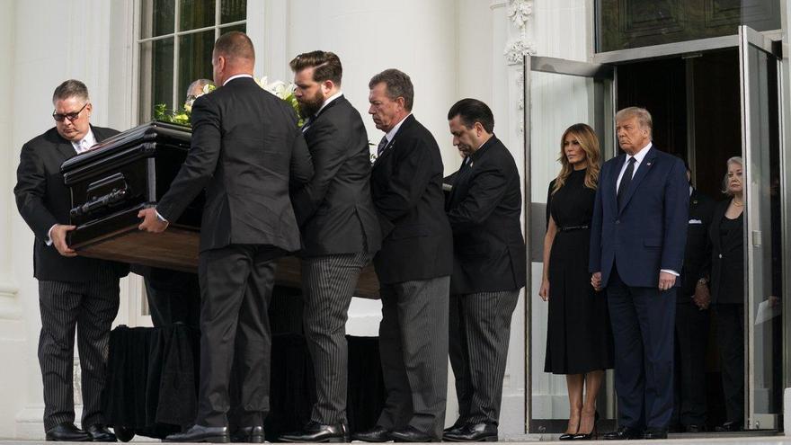 Trump celebra el funeral por su hermano Robert en la Casa Blanca
