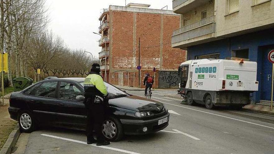 Un agent deixa una nota informativa en un vehicle el febrer de 2013 durant l´inici de la prova pilot · Aj.de Blanes