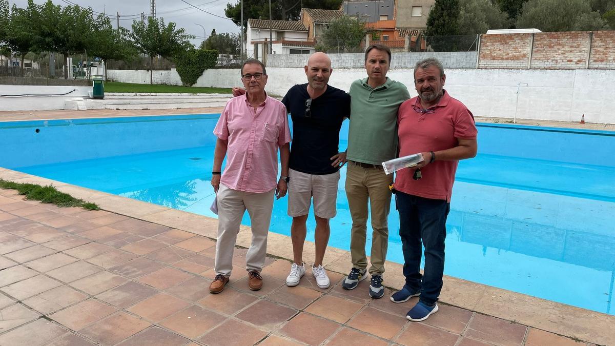 El alcalde, Roberto Torres, durante la visita a las instalaciones de la piscina municipal.