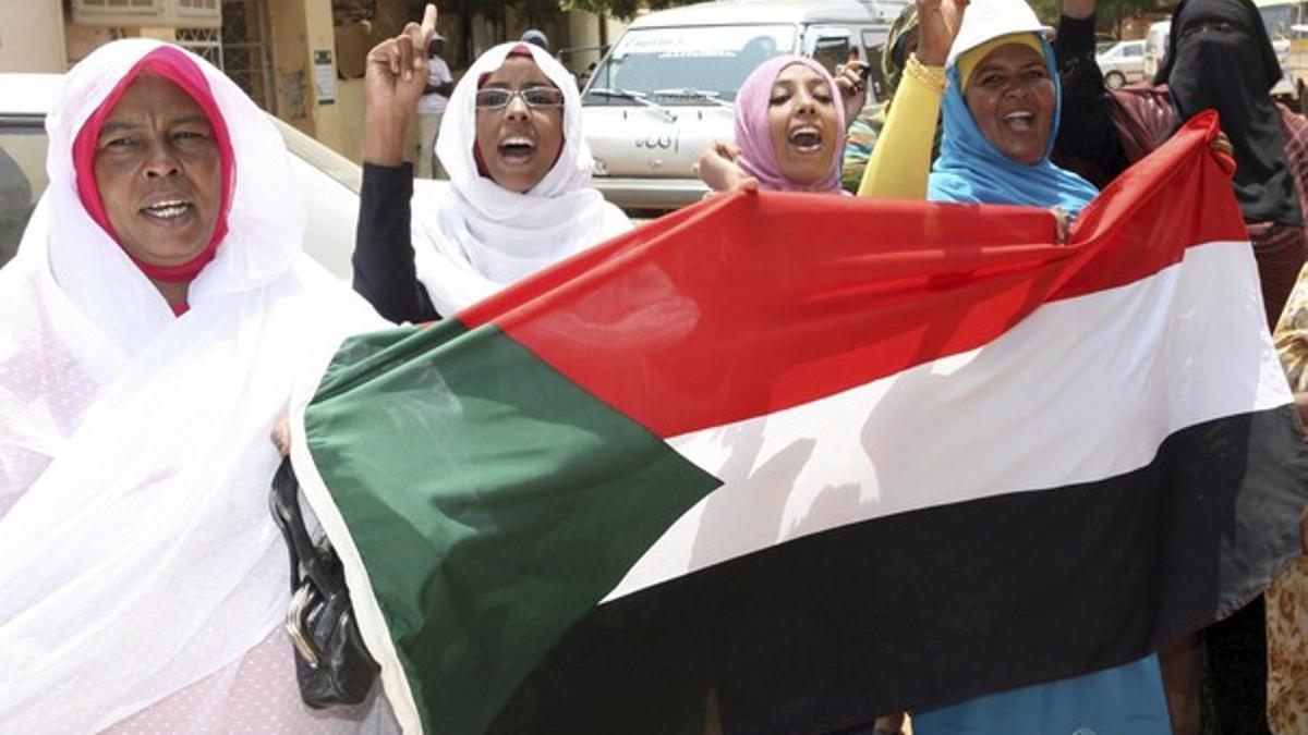 Mujeres sudanís celebran con banderas del país la separación de Sudán del Sur del norte en Jartum.