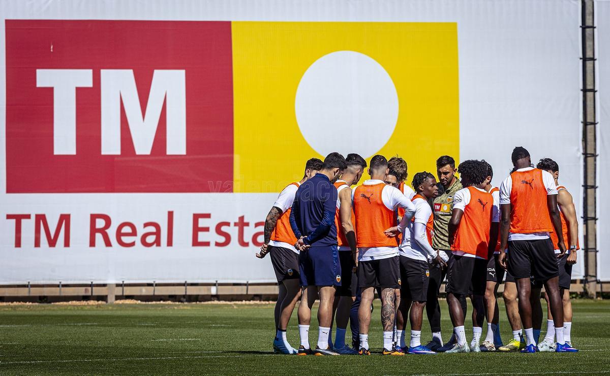Último entrenamiento del Valencia CF en la Ciudad Deportiva de Paterna.