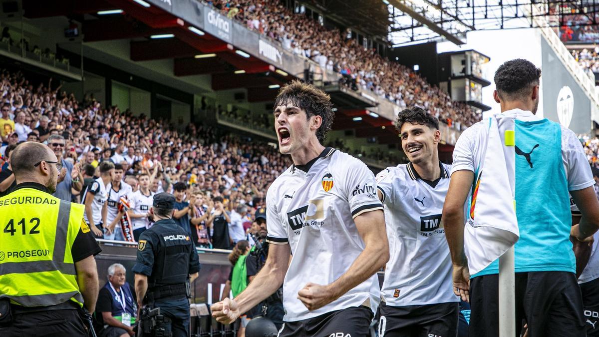 Javi Guerra celebra un gol en Mestalla