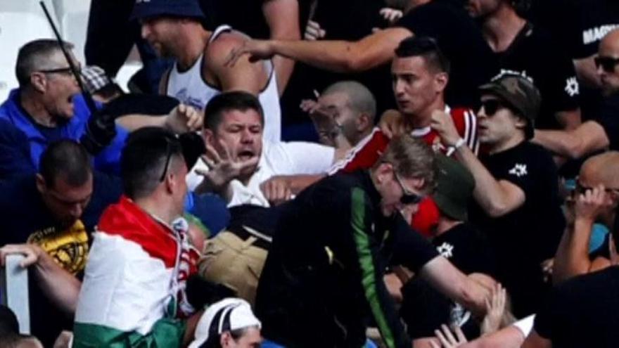 La afición húngara se pelea entre sí antes del partido ante Islandia