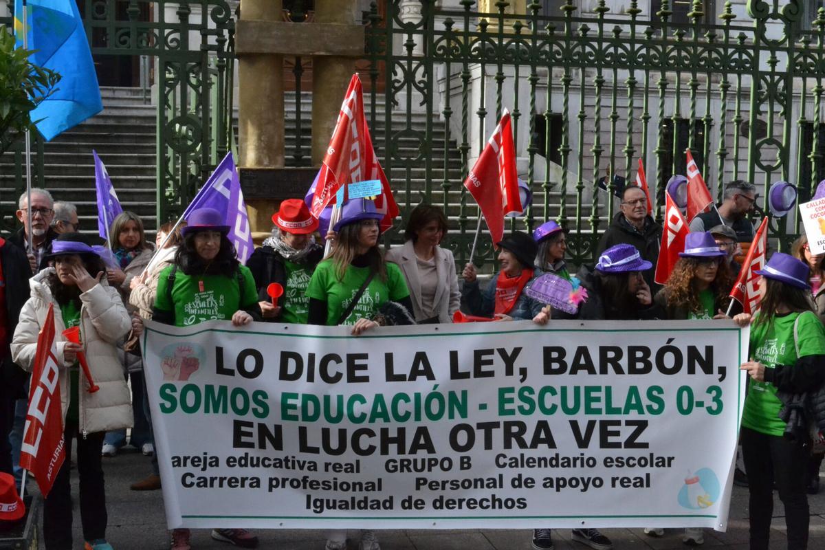 Concentración de las trabajadoras de las escuelinas frente a la Junta