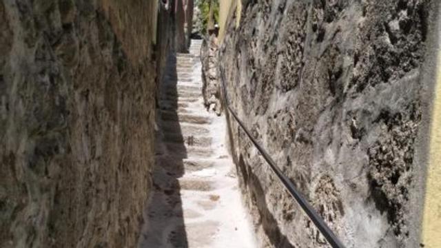 Ayuda en el desnivel de la calle. | FDV
