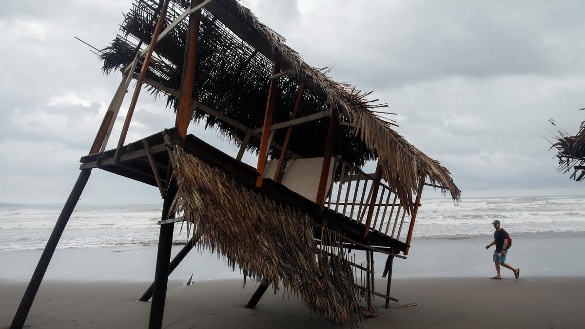 El huracán Roslyn azota la costa de México en el Pacífico