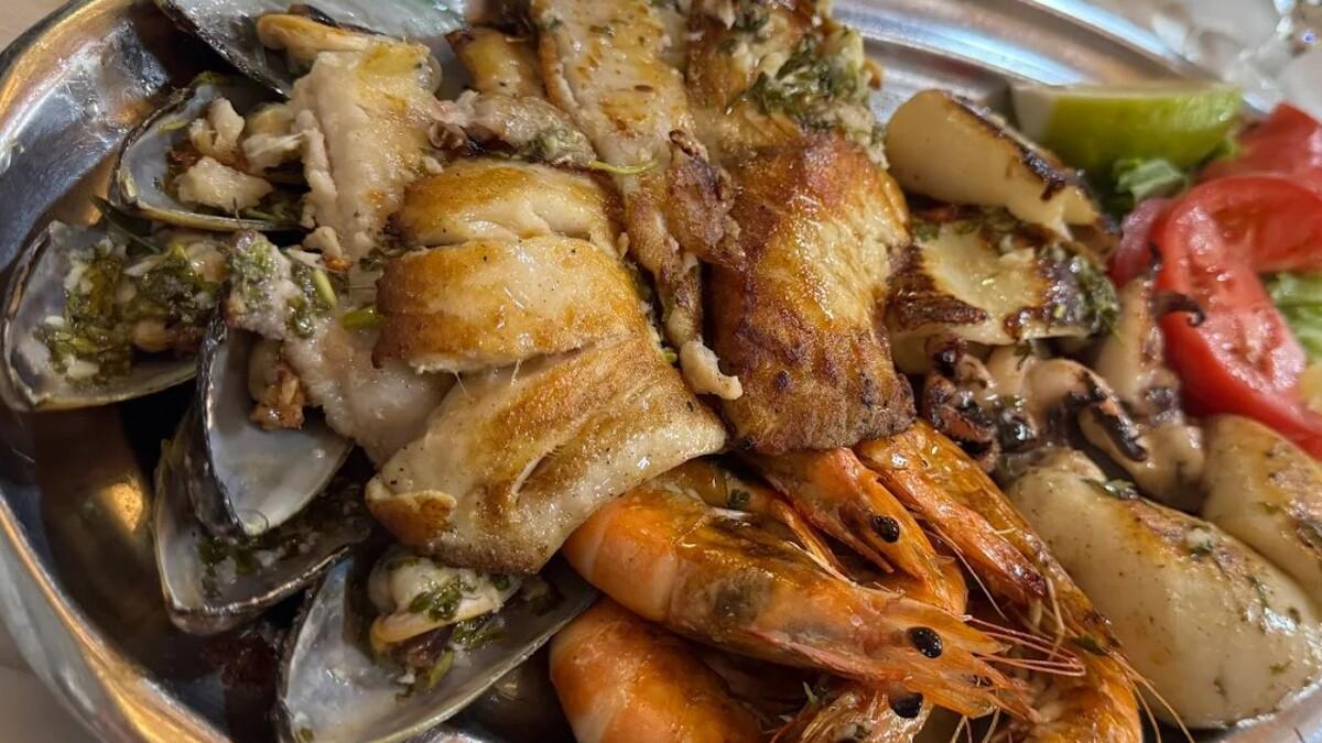 Cuenta con una parrillada de pescado perfecta para compartir