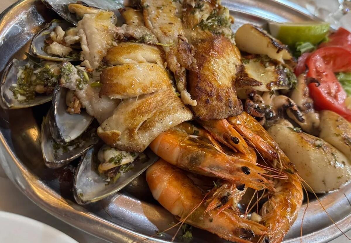 Cuenta con una parrillada de pescado perfecta para compartir