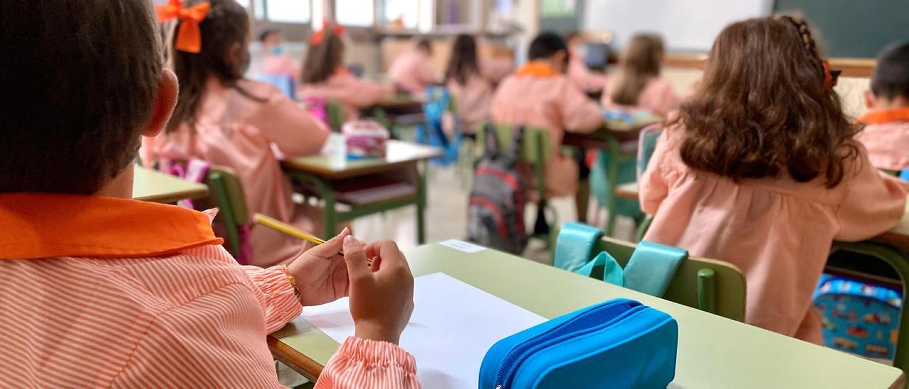 Alumnos de un colegio vigués atendiendo en clase.