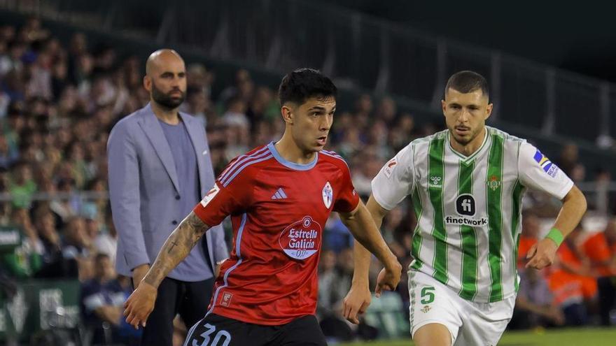 Sotelo se prepara para golpear el balón ante Guido Rodríguez, en el Villamarín, con Claudio Giráldez al fondo.