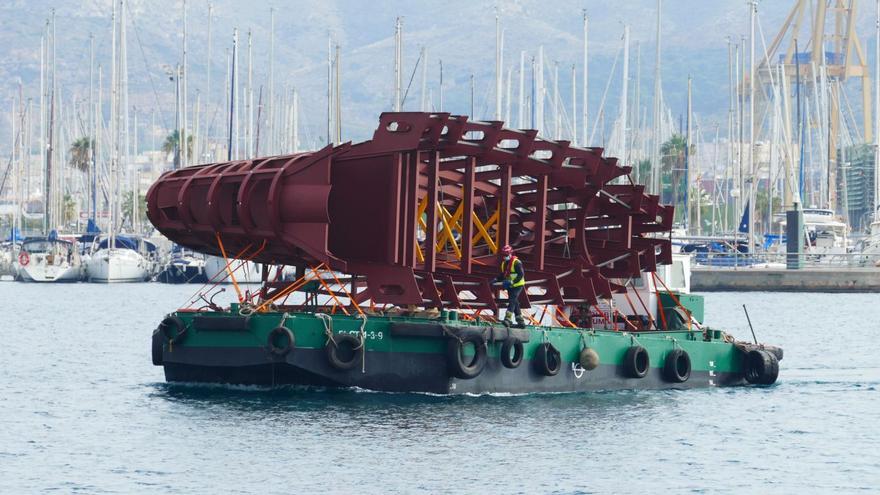 La vela del submarino S-82 llega por mar hasta el muelle de armamento de Navantia