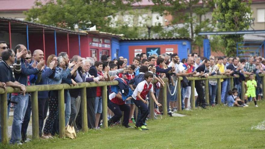 Aficionados del Condal aplauden durante el partido disputado ayer en el Alejandro Ortea.