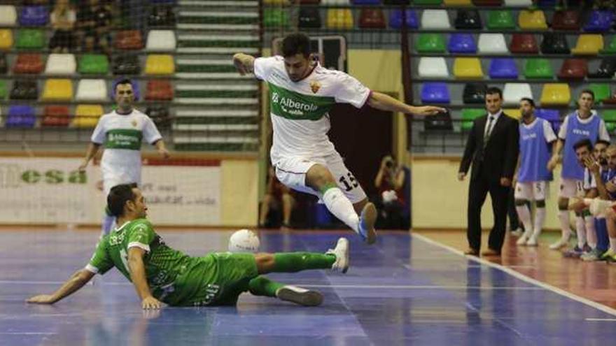 La defensa del UMA Antequera no fue capaz de frenar las acometidas del Elche en el encuentro de ayer.