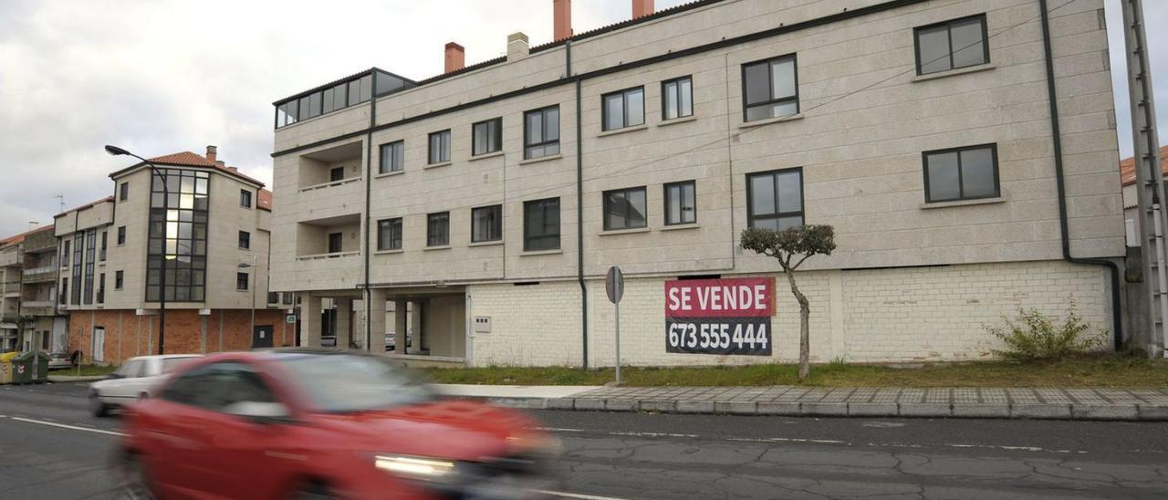 Bloque de viviendas en venta en Lalín. |   // BERNABÉ/JAVIER LALÍN