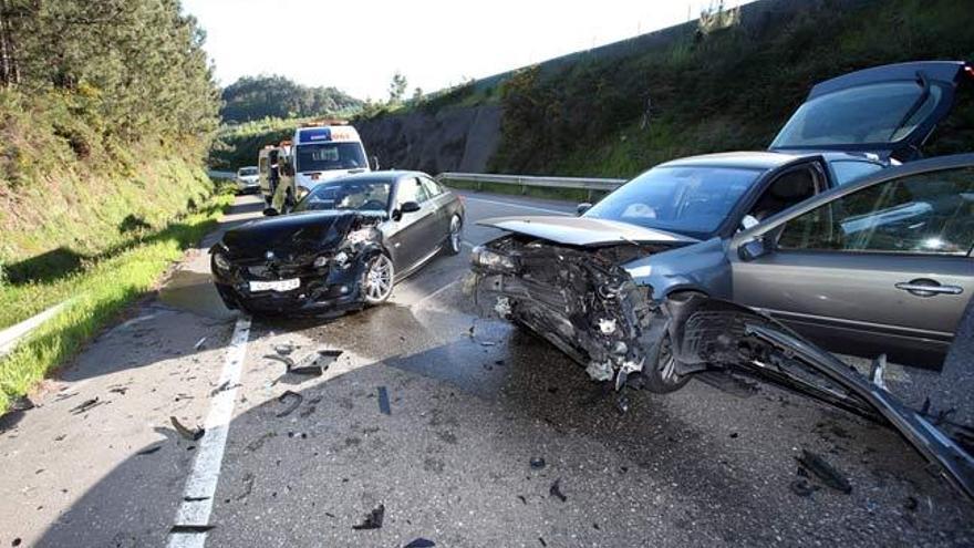 Dos heridos en Vigo tras chocar frontalmente dos vehículos