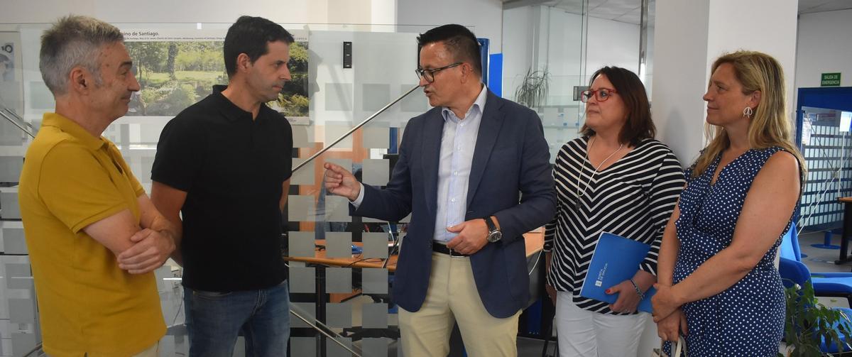 José González, este miñercoles durante la visita a la oficina de la localidad ourensana