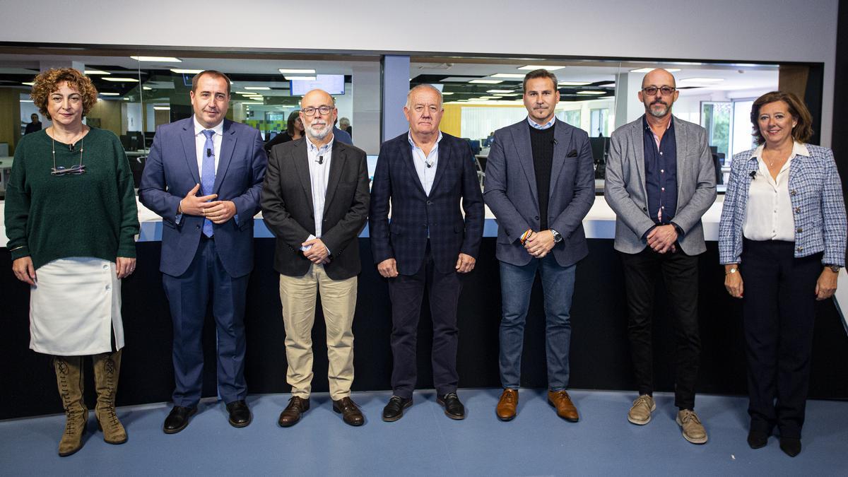 De izquierda a derecha, los alcaldes de Bigastro, Cox, Monóvar, Mutxamel, Busot, Daya Vieja y Almoradí, que han participado en la mesa redonda sobre el cambio climático dentro del Foro de Municipalismo de INFORMACIÓN.