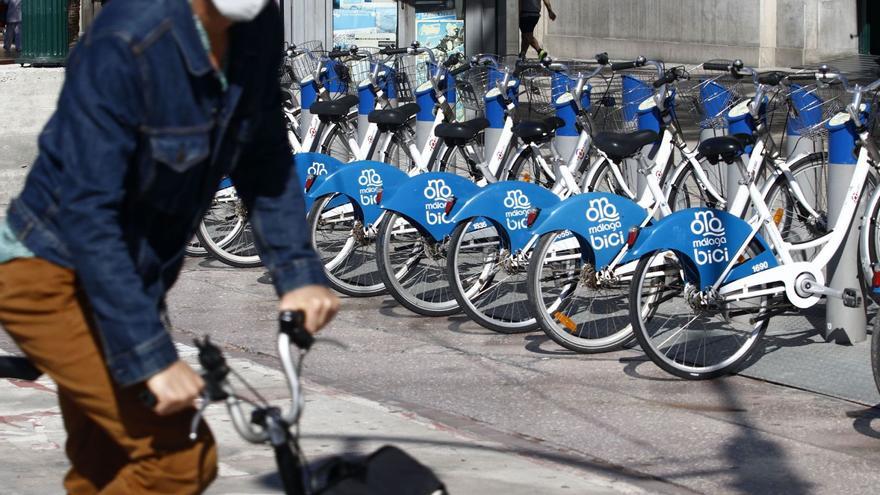 Usuarios con bicicletas municipales de alquiler.