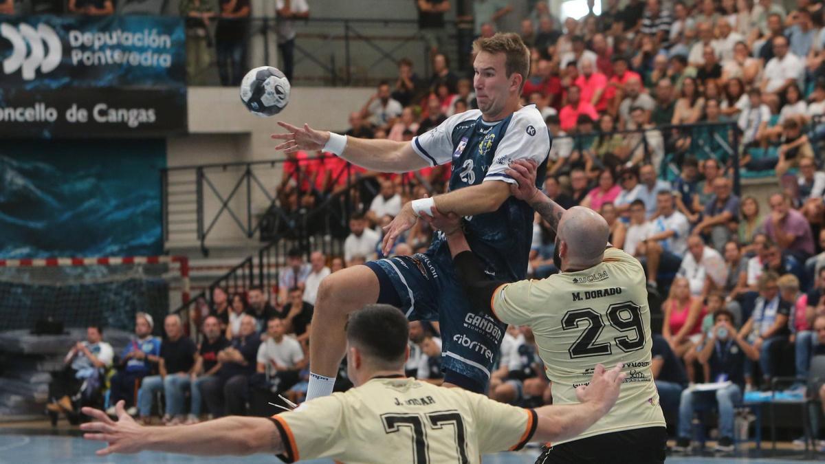 Ludman se eleva ante la defensa rival en el partido entre Frigoríficos del Morrazo y Guadalajara.