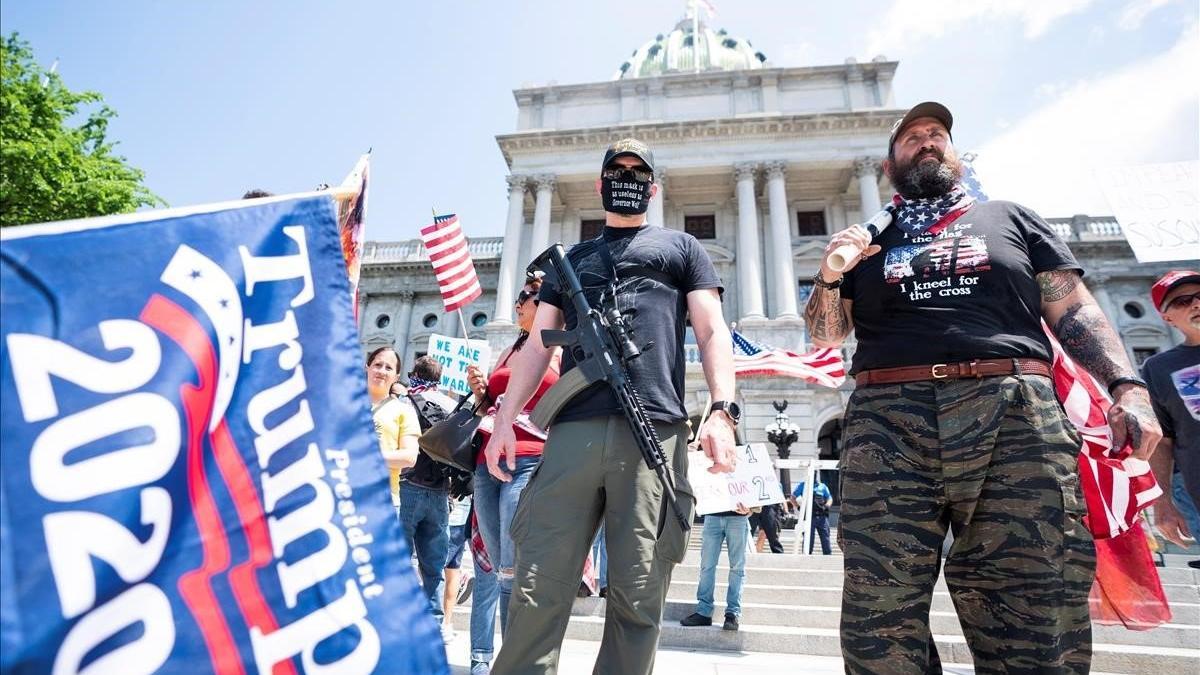 Manifestantes armados protestan ante el Capitolio de Pensilvania, en Harrisburg.