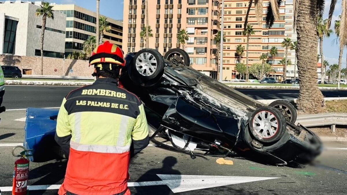 Un coche vuelca en Las Palmas de Gran Canaria