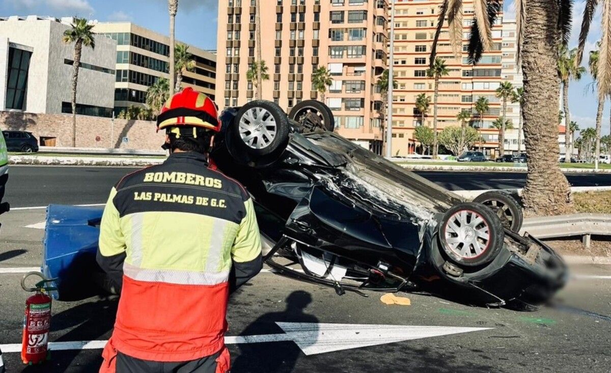 Un coche vuelca en Las Palmas de Gran Canaria