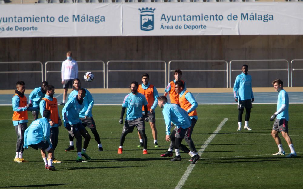 Este martes, numerosos aficionados se acercaban al Estadio de Atletismo para ver todo lo cerca que podían a los jugadores del Real Madrid.