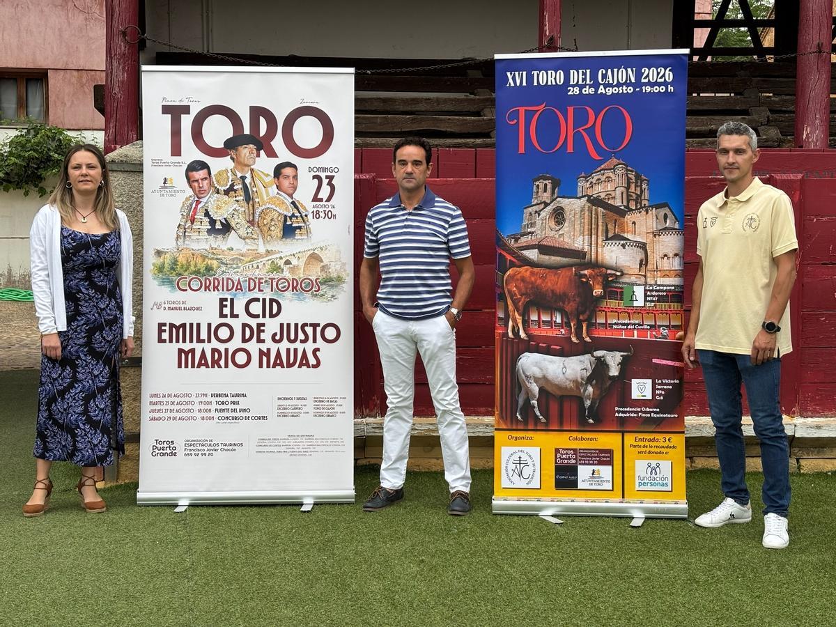 La concejala María Velasco, el empresario Javier Chacón y el representante de la Asociación "Del Toro y su Tradición" Javier Díez presentan la feria taurina de Toro.
