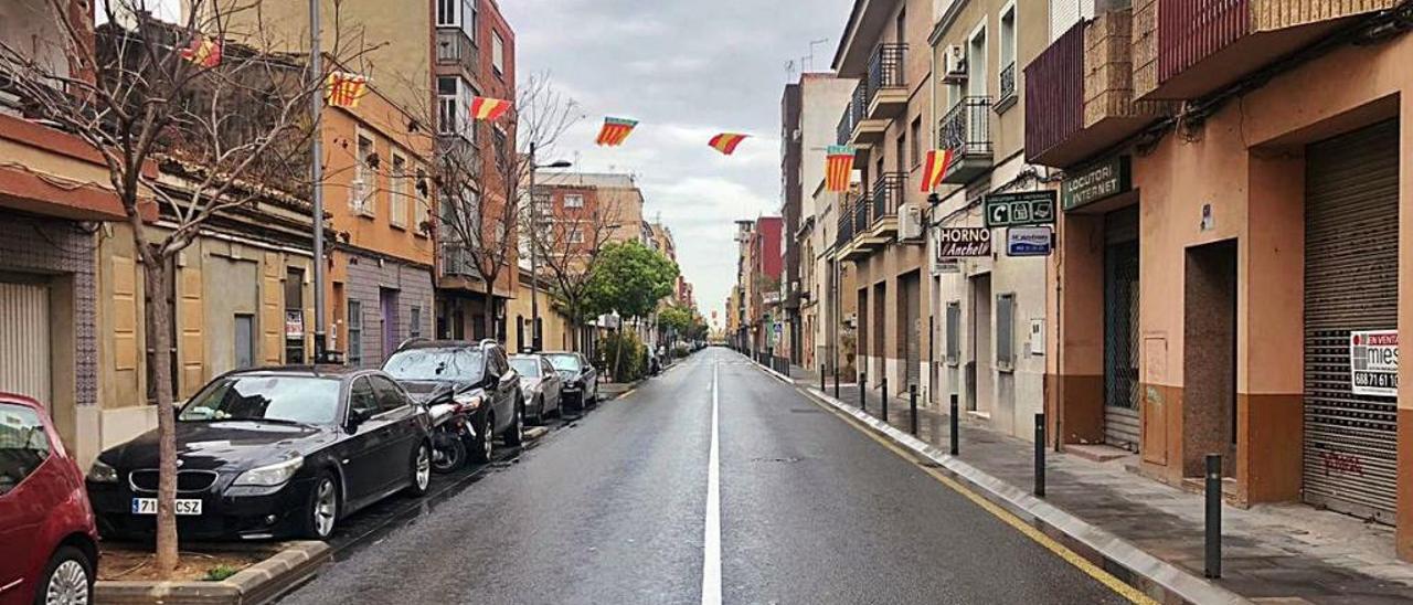 La calle València, una de las principales vías de comunicación, ayer.