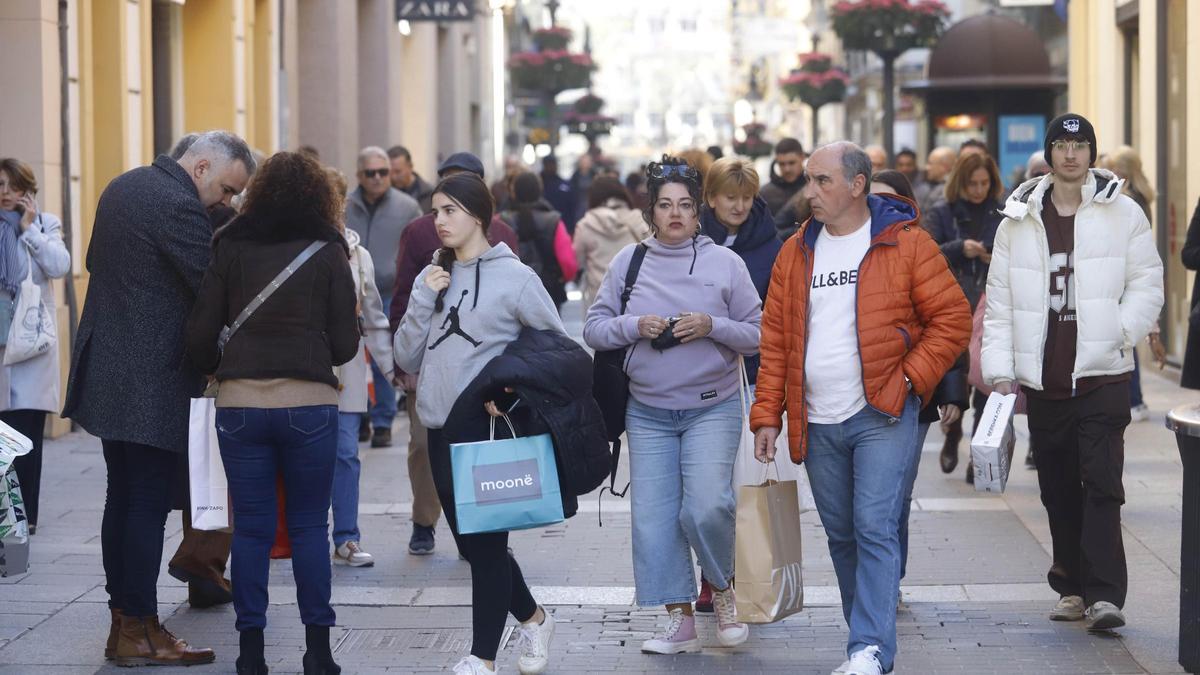 Ambiente de rebajas en la calle Gondomar de Córdoba.