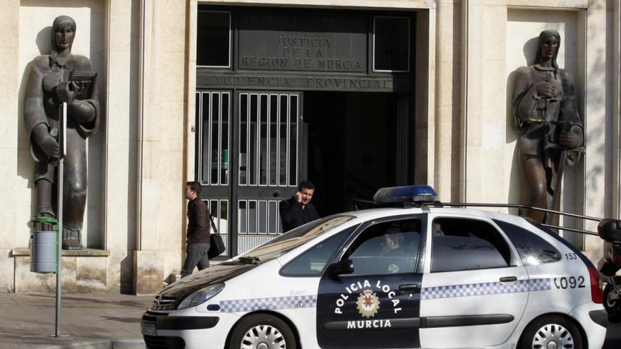 Puerta de la Audiencia Provincial de Murcia.