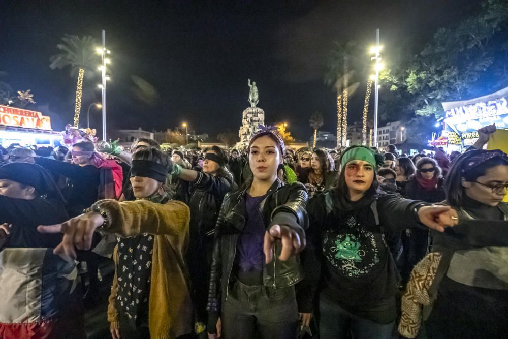 Cientos de mujeres se suman al movimiento feminista 'El violador eres tú' en Palma