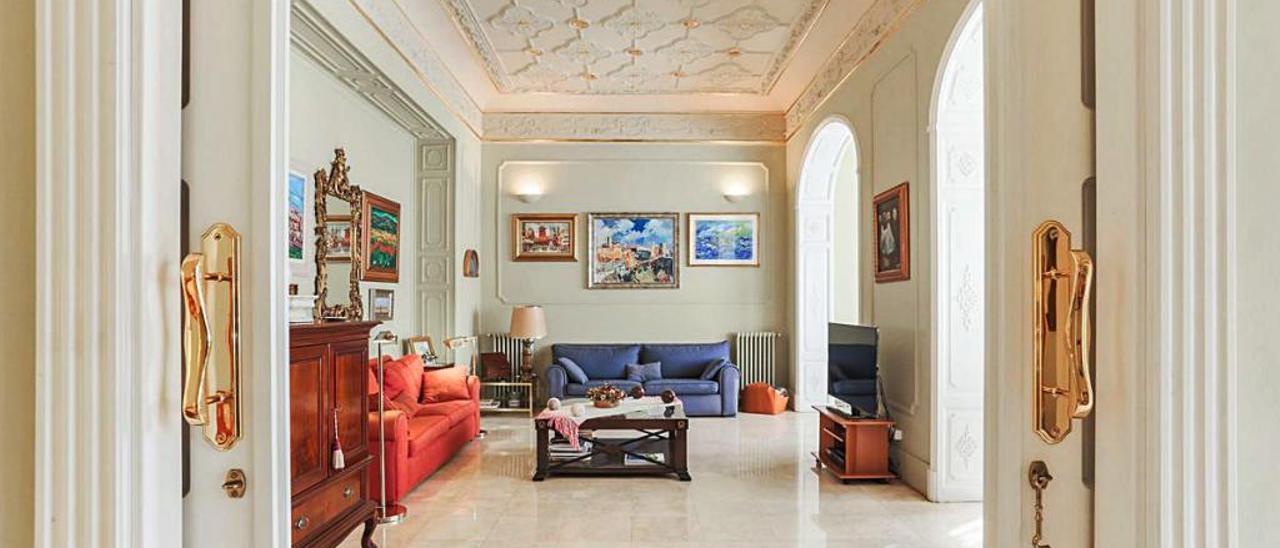 Salón de una vivienda de lujo a la venta por Engel &amp; Völkers en l&#039;Eixample.