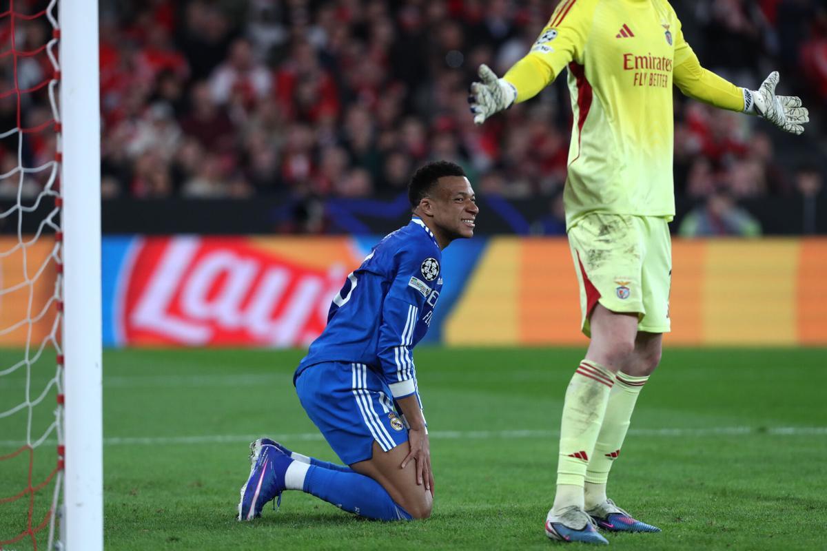 Kylian Mbappe se lamenta ante el portero del Benfica.