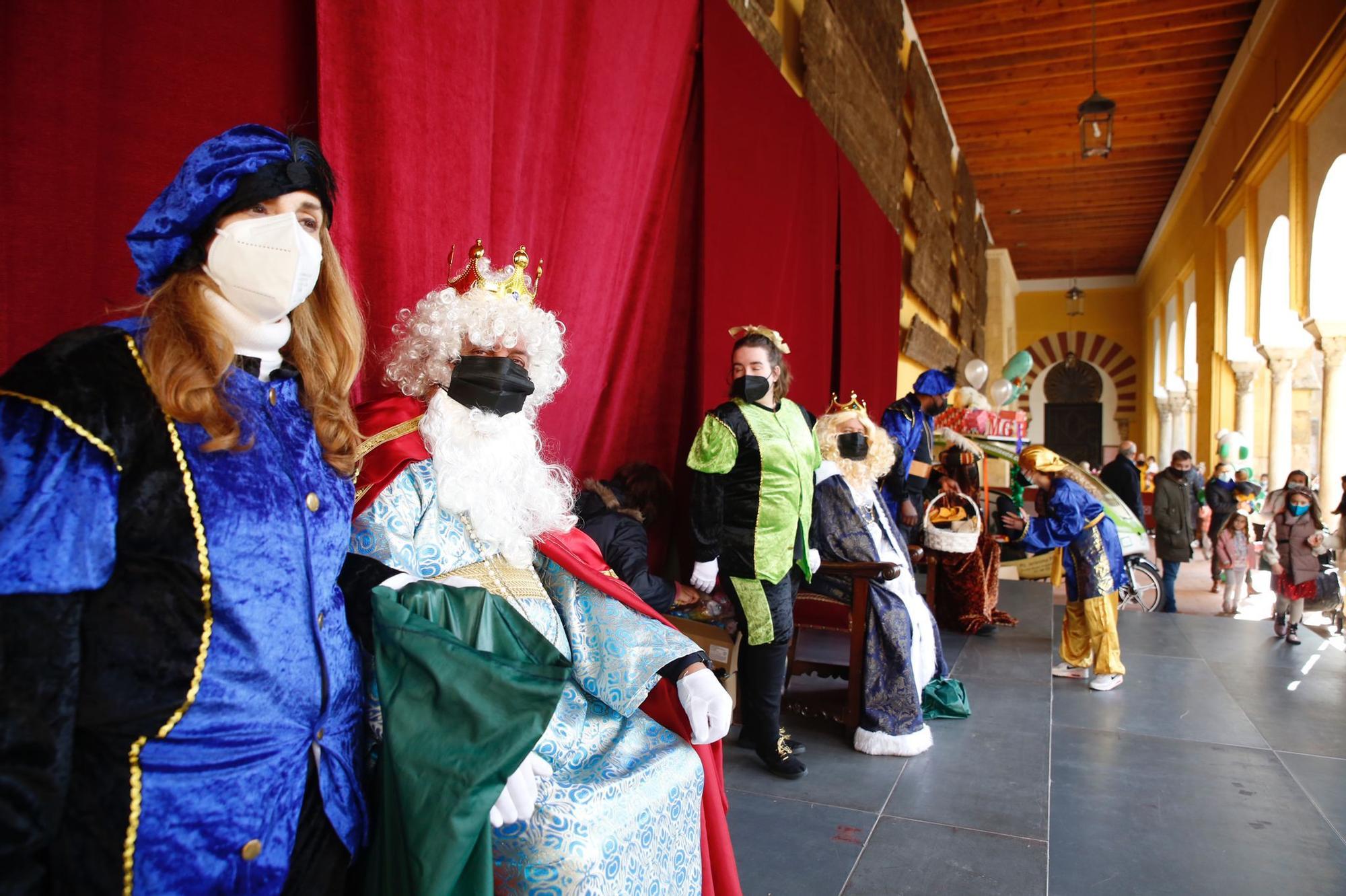 Los Reyes Magos reciben a los niños de Córdoba en el Patio de los Naranjos