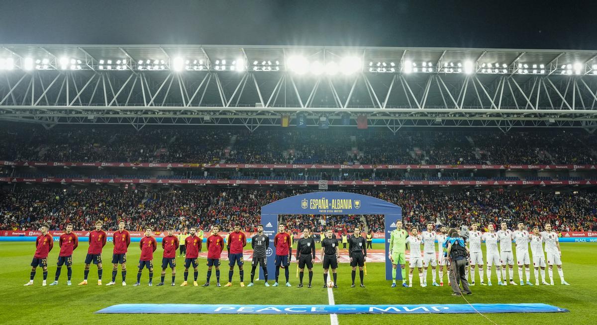 Los jugadores de la selección española y de la selección de Albania, durante el partido amistoso que España y Albania disputan en el RCDE Stadium en Barcelona.