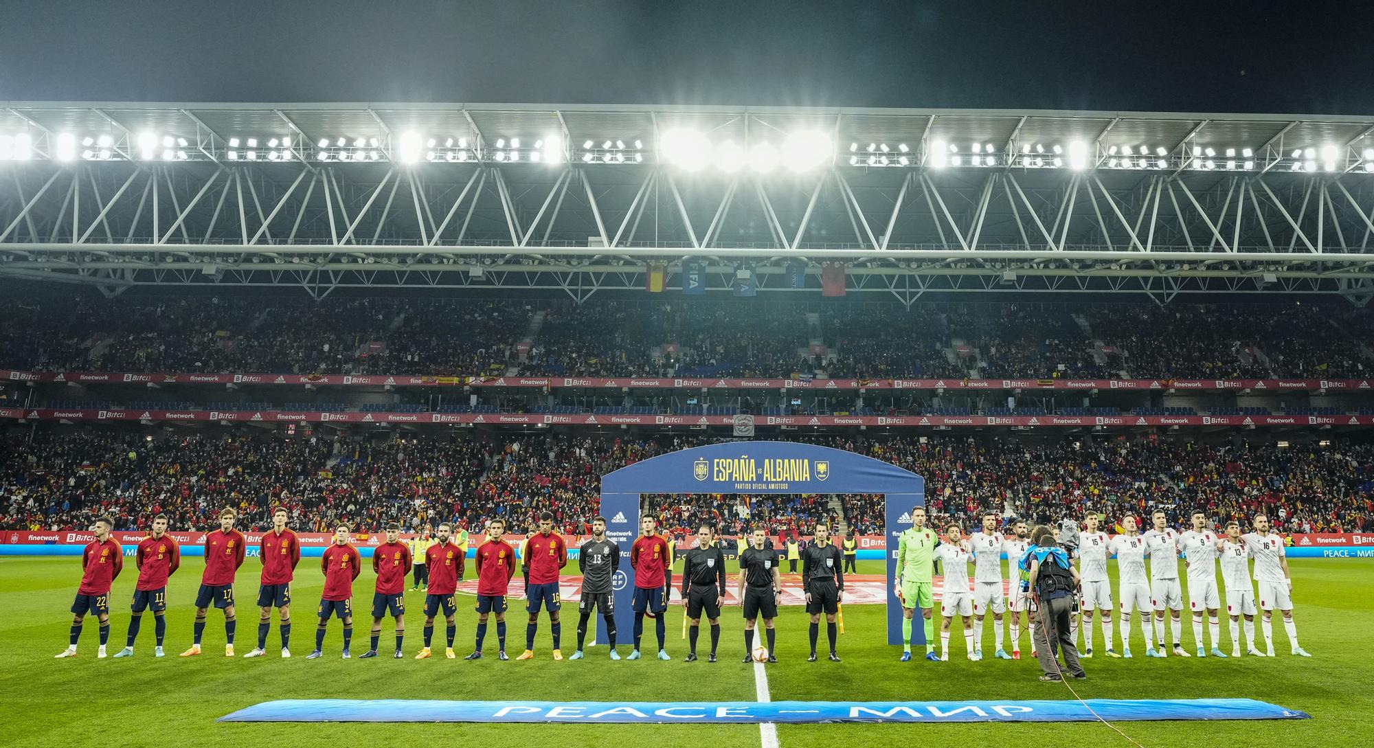 Los jugadores de la selección española y de la selección de Albania, durante el partido amistoso que España y Albania disputan en el RCDE Stadium en Barcelona.- EFE / Enric Fontcuberta