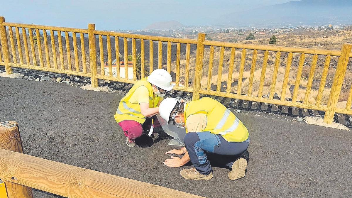 María del Carmen Cabrera y Francisco Pérez Torrado recogen muestras de piroclastos en la isla de La Palma para su análisis.