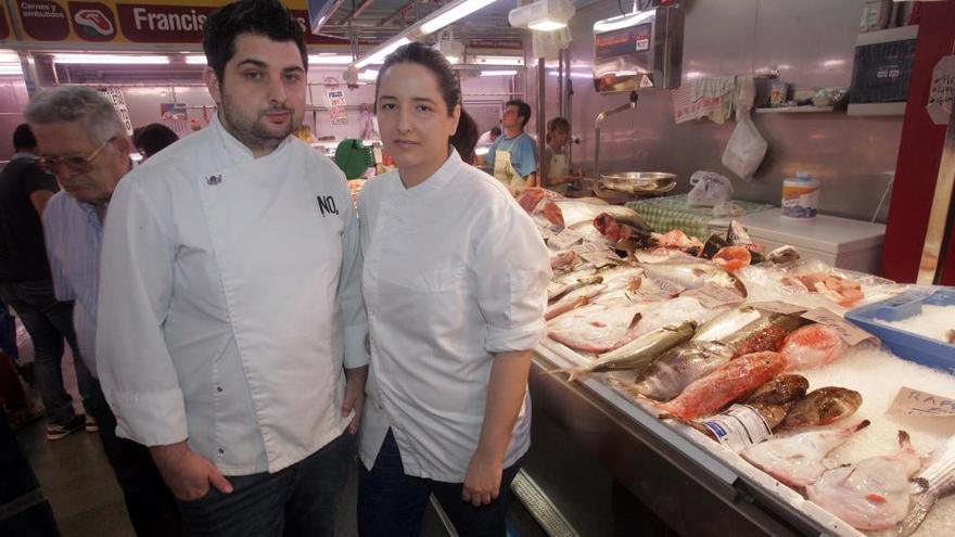 Miguel Adrián de Marcos y María Gómez, de compras en el mercado de Santa Florentina.