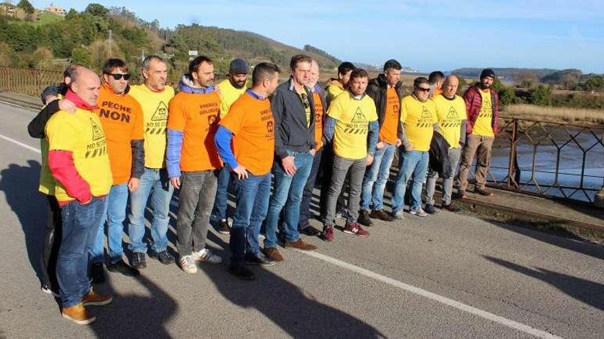 Representantes de los trabajadores de Alcoa de A Coruña y Avilés ayer en Vegadeo.