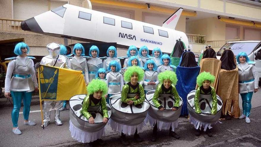 Un grupo participante en un desfile de carnaval en Sanxenxo. // R. Vázquez