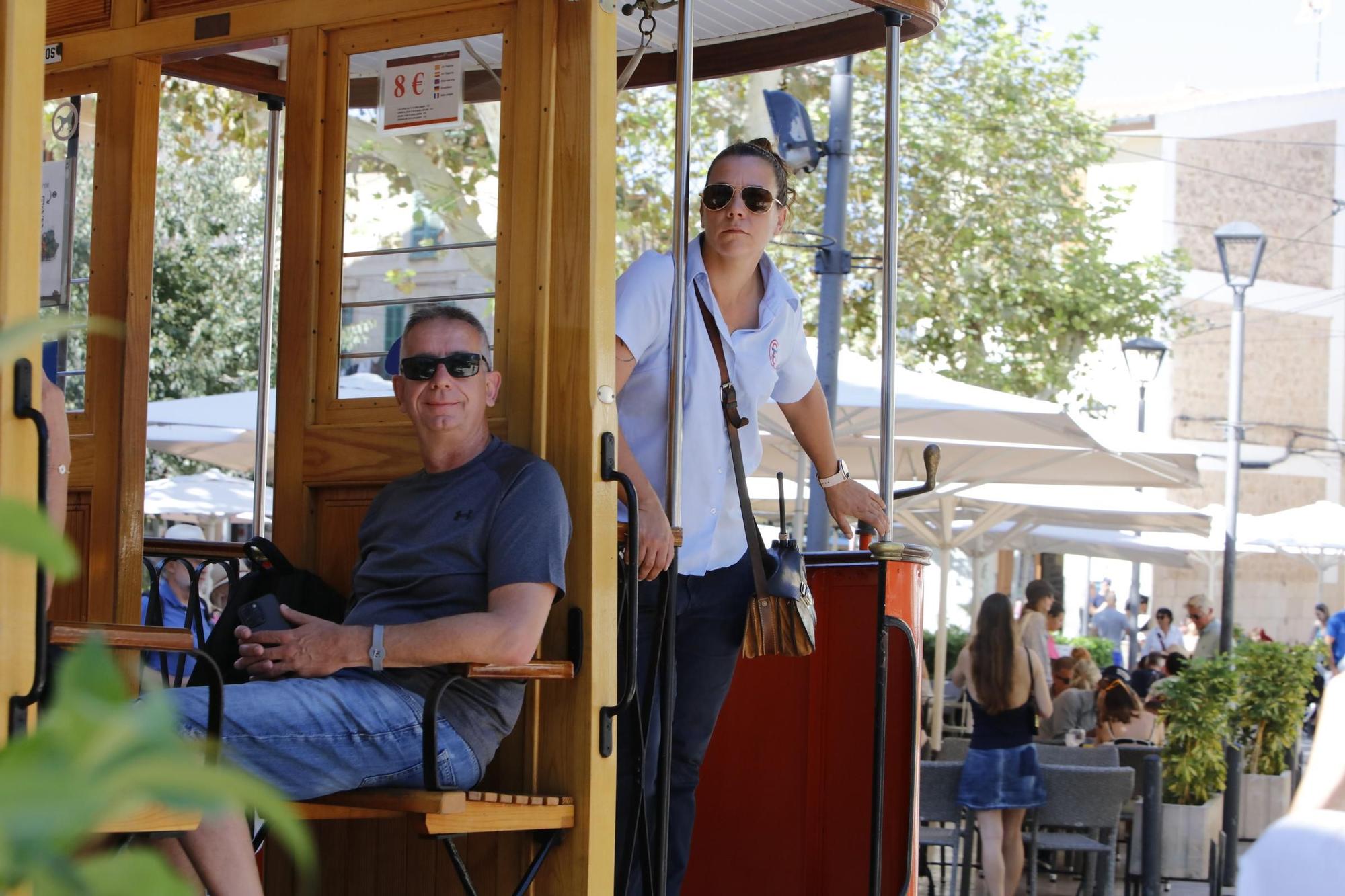 Wie im Hochsommer: Im Zentrum von Sóller auf Mallorca ist es auch im Oktober rappelvoll