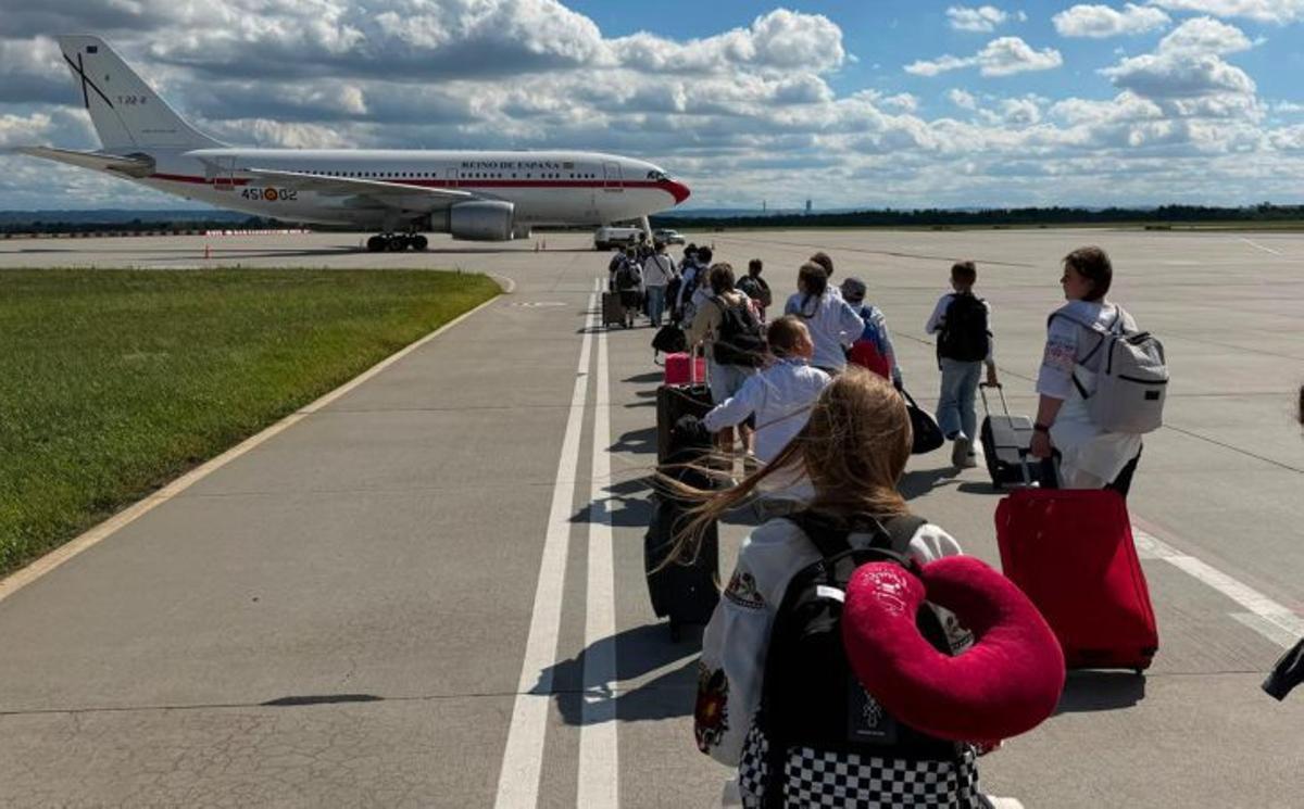 Desde arriba, los menores ucranianos y sus acompañantes, recién llegados al Aeropuerto de Asturias con Jesús Moreno del Valle, segundo por la derecha; los niños, en Rzeszow, camino del avión; Lidiia Lazareva y Krystina Pechena; y el grupo, el viernes, en Kiev, con sus familiares, a punto de partir en autobús. | K. P.